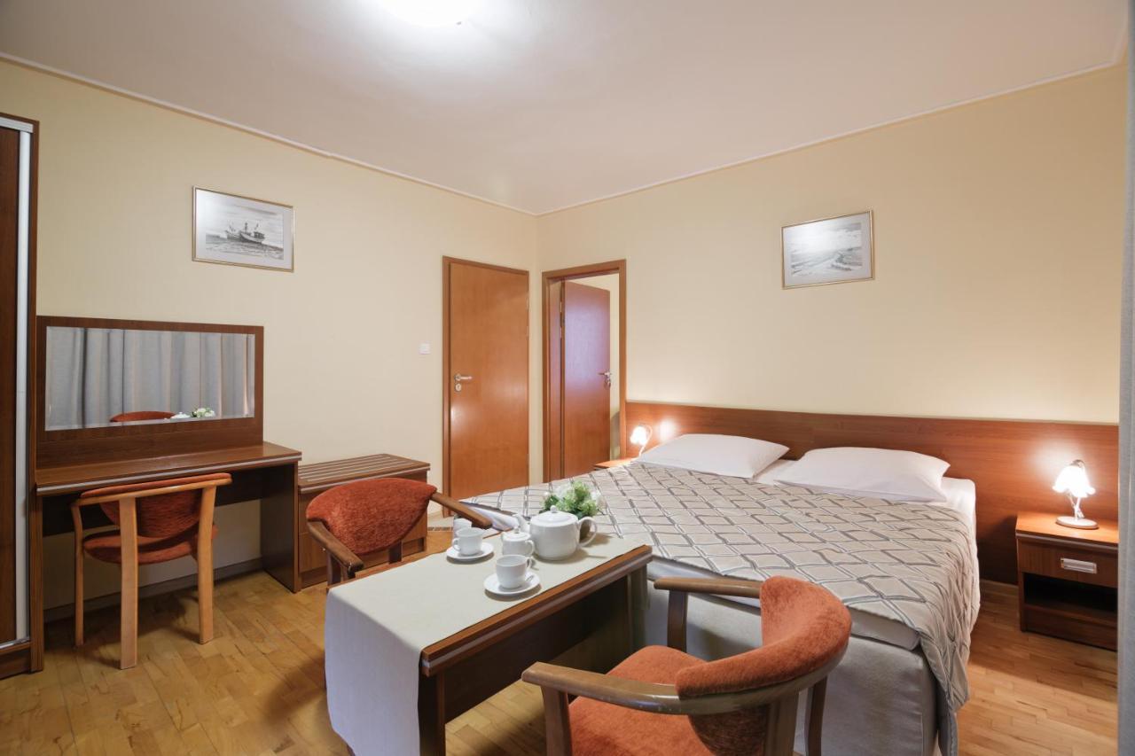 Pensjonat Tadeusz I Apartamenty W Darlowku 达洛科 外观 照片