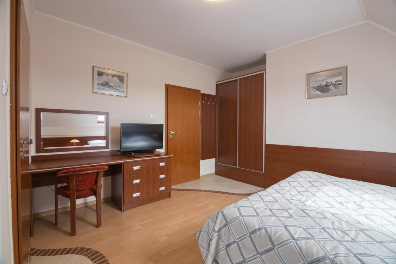 Pensjonat Tadeusz I Apartamenty W Darlowku 达洛科 外观 照片