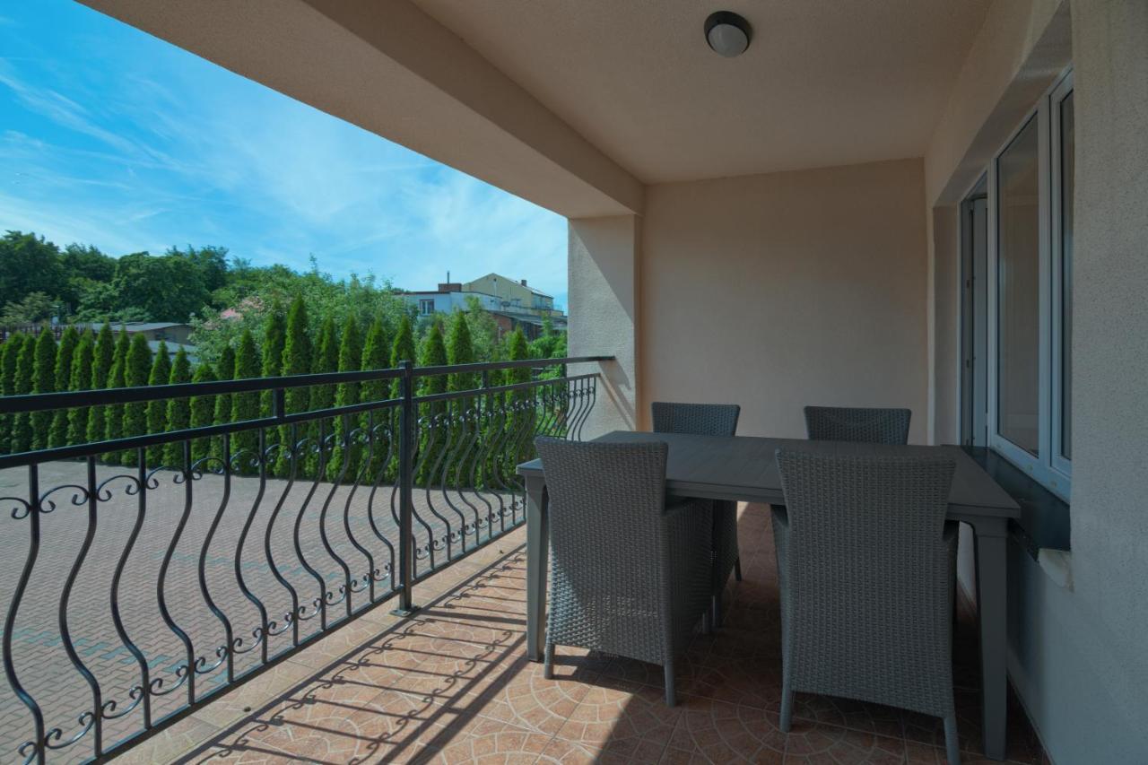 Pensjonat Tadeusz I Apartamenty W Darlowku 达洛科 外观 照片