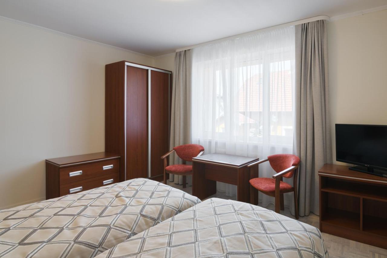 Pensjonat Tadeusz I Apartamenty W Darlowku 达洛科 外观 照片